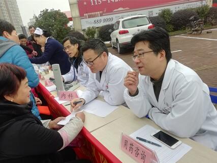市人民医院青年志愿者开展“志愿服务 爱满东城”健康义诊活动