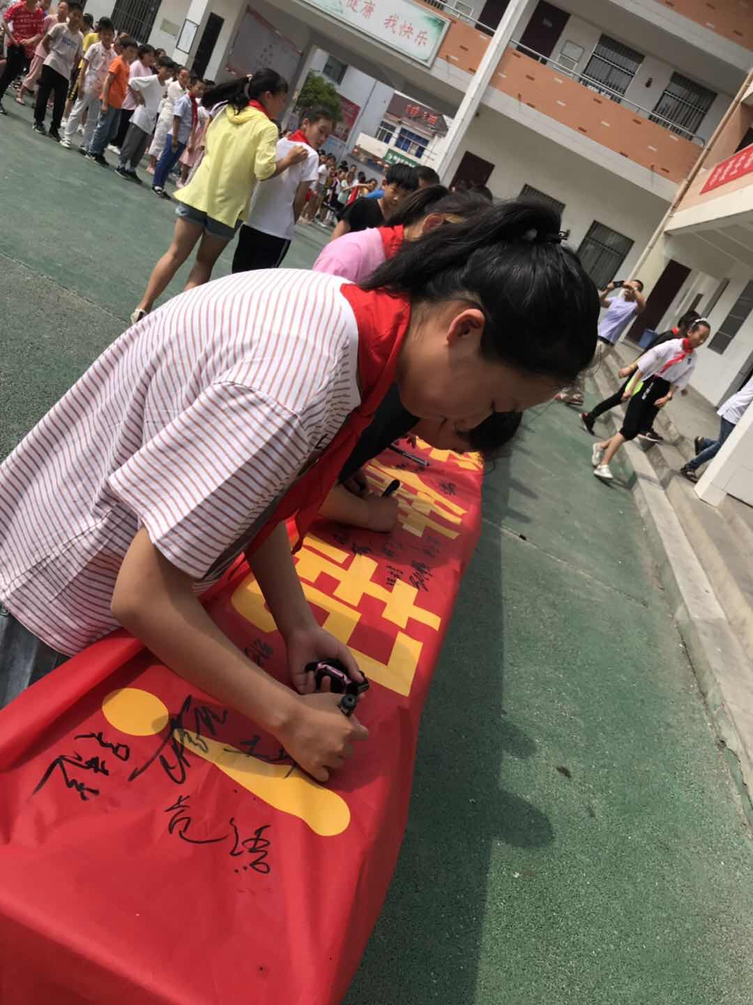 朱村中心小学举行“珍爱生命 预防溺水”签名活动