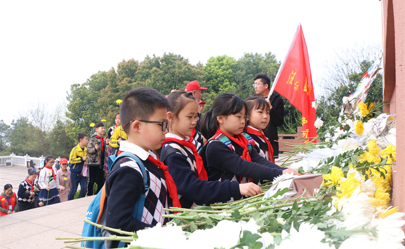 “中国好人”携手少年队员祭清明